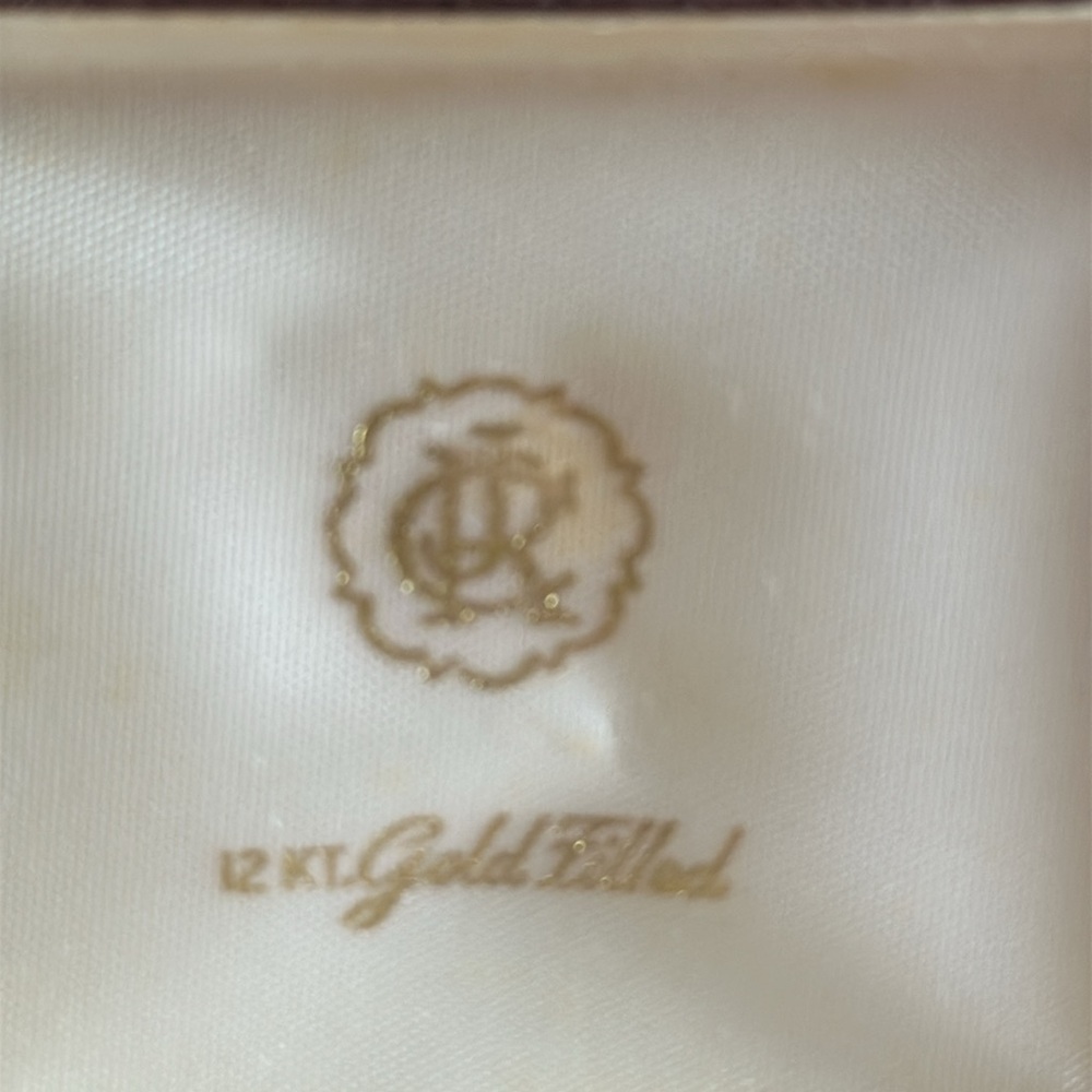 Vintage EUC 12K gold filled brooch with carved cream resin rose in original box - Picture 6 of 7